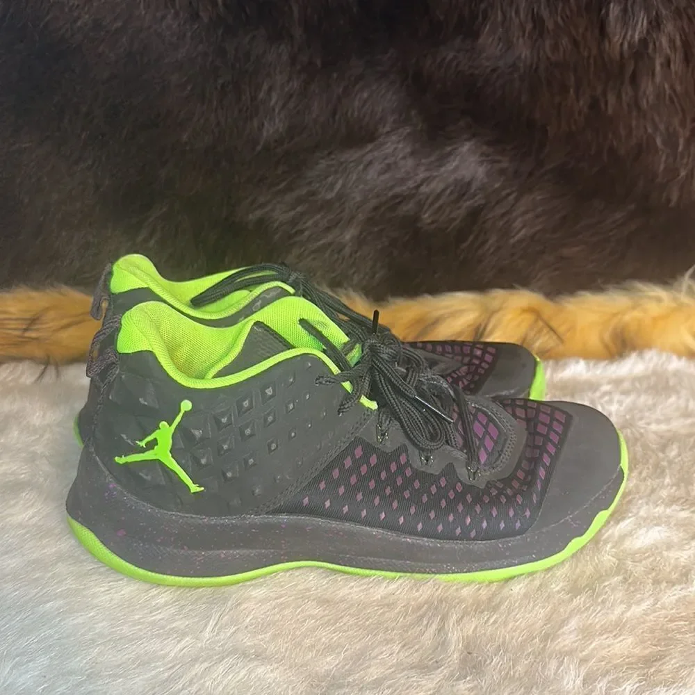 Nike extra fly Jordan shoes 6.5 (2700)